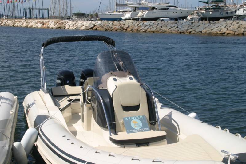 Semi rigide SACS SPORT S900 à louer dans le Var