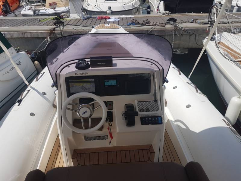Location bateau semi-rigide CLUBMAN 24 