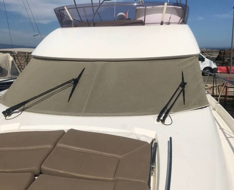 Location  à la journée avec skipper obligatoire inclus Prestige 500 Fly 