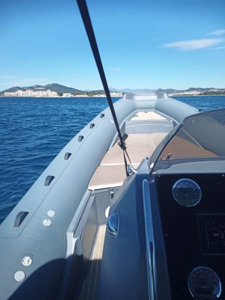 Location bateau semi-rigide STINGHER 32 GT 