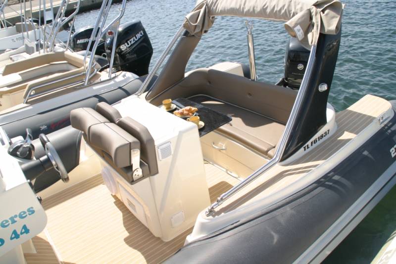 Location bateau semi-rigide STINGHER 27 GT 