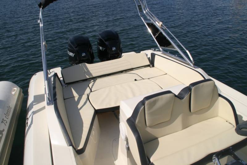 Semi rigide SACS SPORT S900 à louer dans le Var