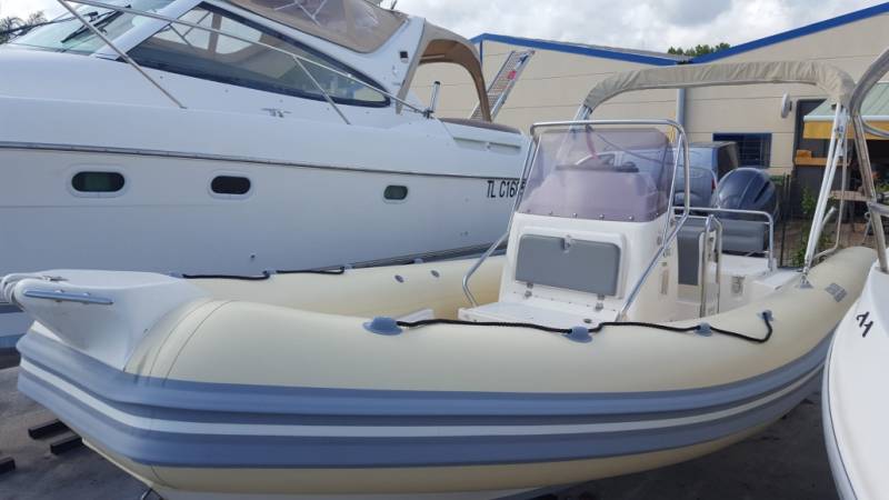 Location bateau semi-rigide CLUBMAN 23 
