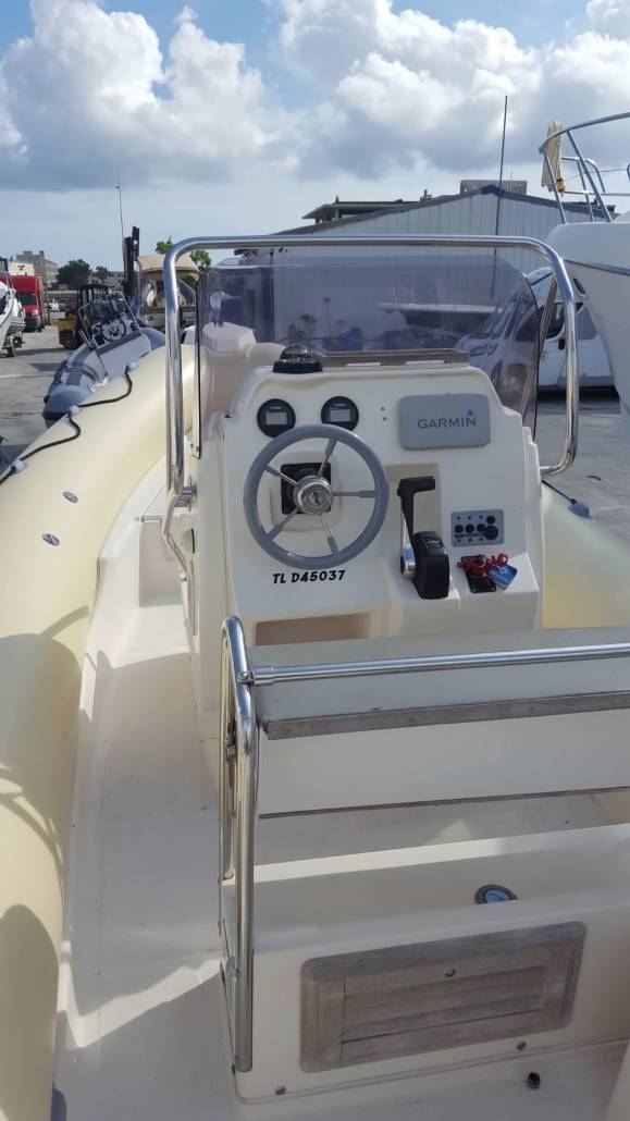 Location bateau semi-rigide CLUBMAN 23 