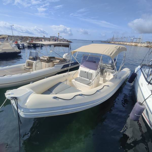 Clubman 23 à louer sur le port de Hyères dans le Var