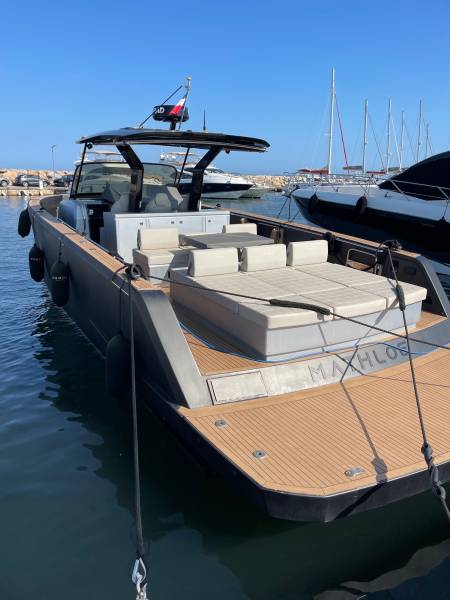 A louer avec skipper sur le Port de Hyères dans le Var.