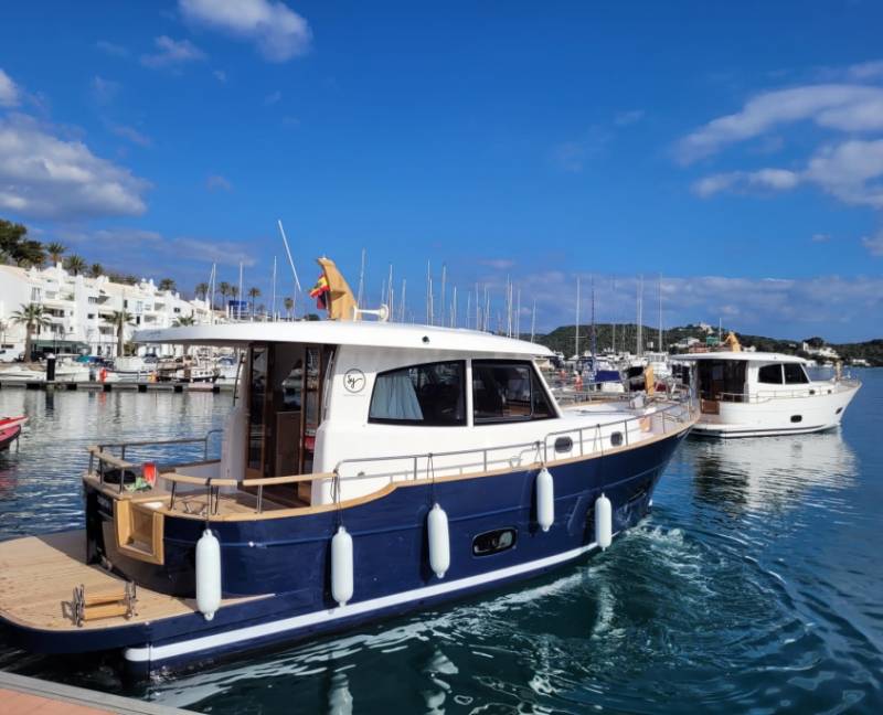 LOCATION VEDETTE MENORQUIN 34 à Hyères dans le Var